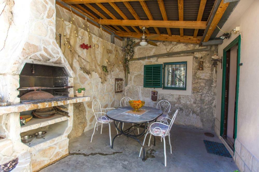 Apartment Antica With Yard & Bbq Split Exterior photo