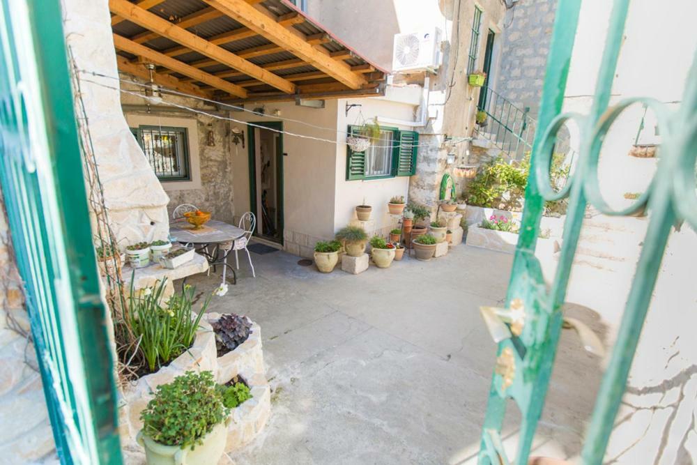 Apartment Antica With Yard & Bbq Split Exterior photo